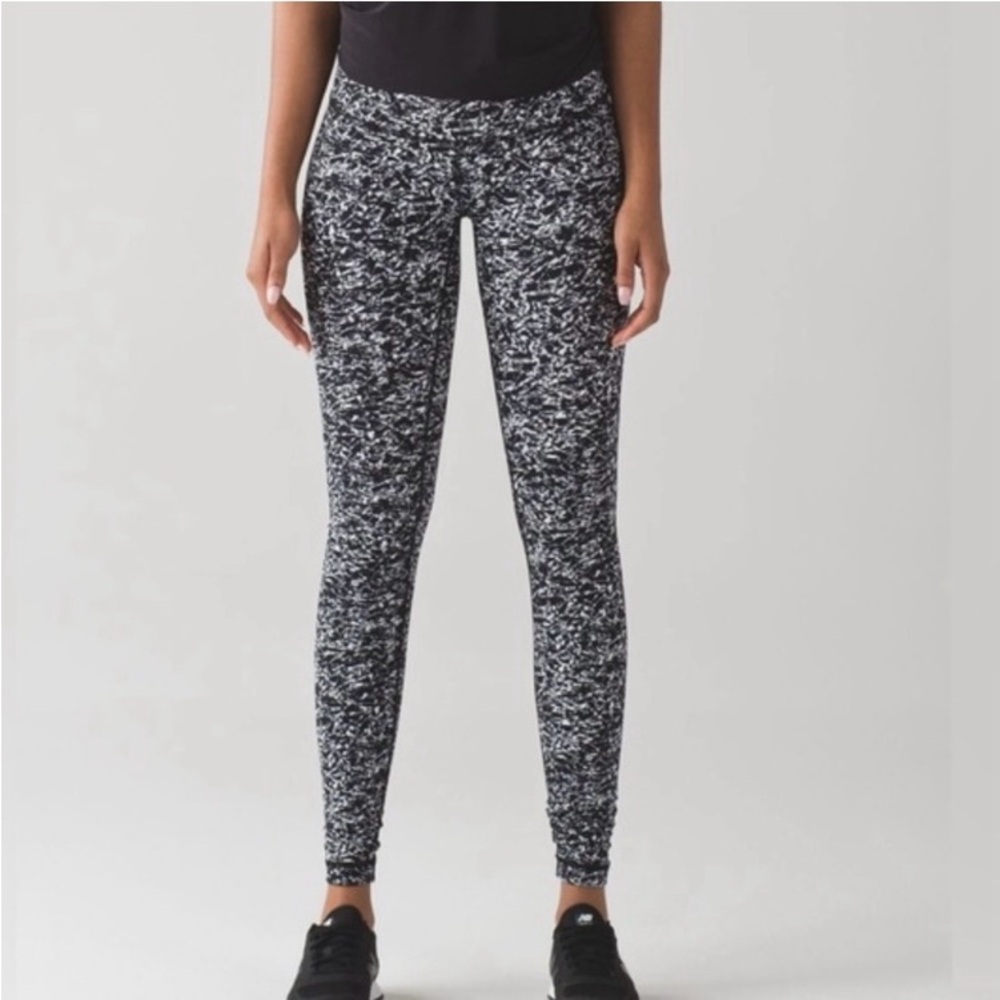 Lululemon Wunder Under High Waisted leggings in Ice Wave Black & White Size 4